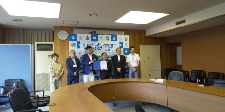 長野県大町市が「海ノ民話のまち」として認定！認定委員長が牛越徹市長​​を表敬訪問し、認定証贈呈式を実施しました。のメイン画像