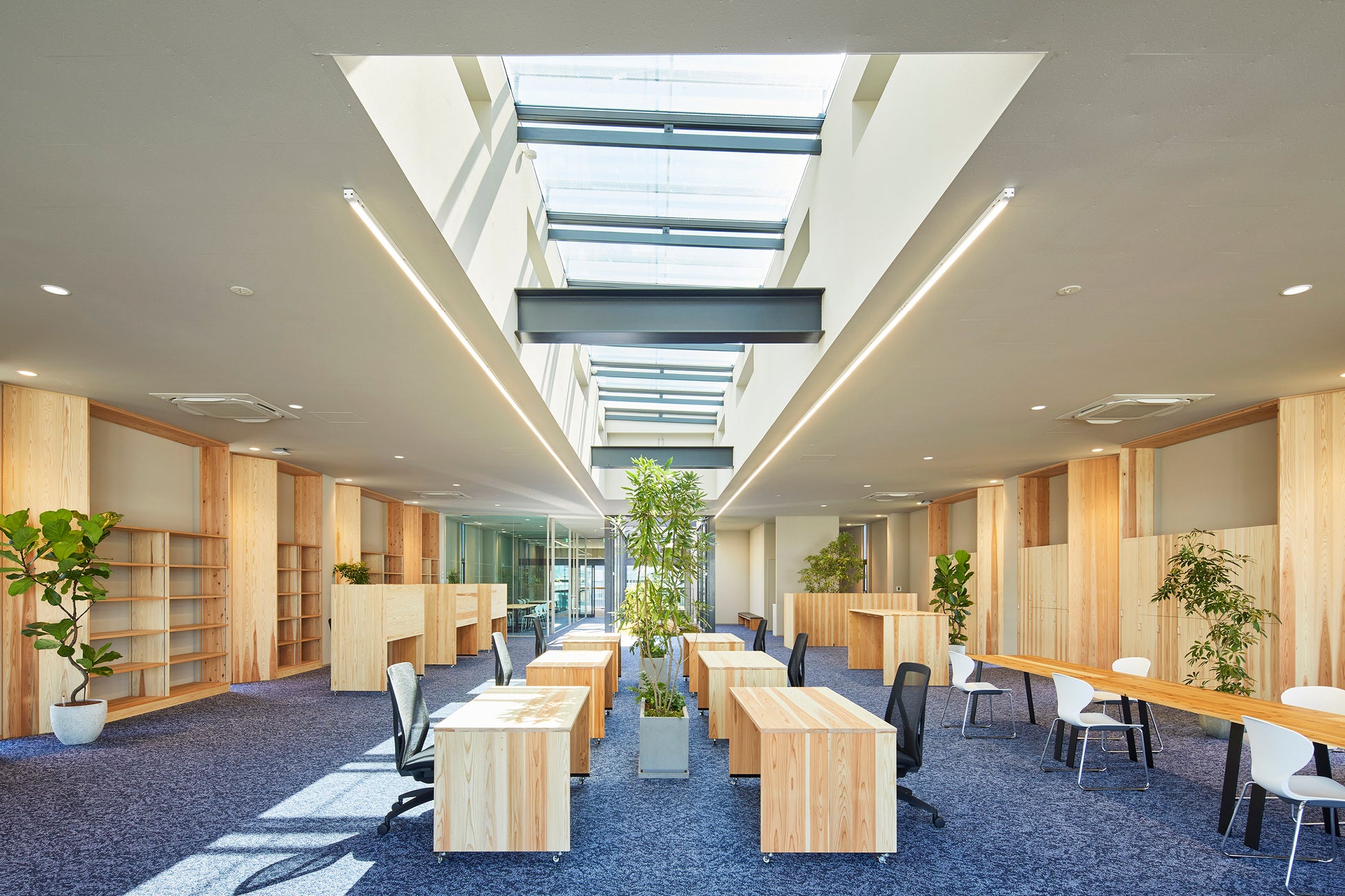 「日本の伝統智」を活かしたサステナブルオフィスが完成のサブ画像5_天窓から光が降り注ぐ　「ITセンター」