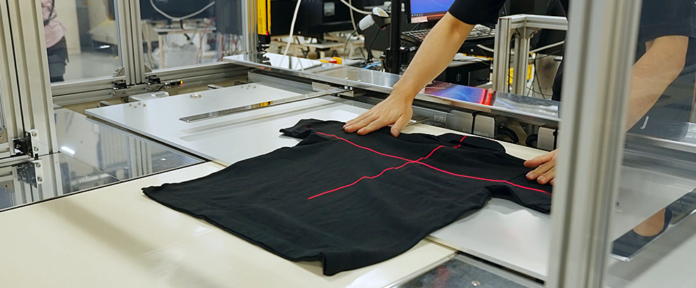 世界初 Tシャツやアパレル製品のたたみ袋詰め出荷を自動化。自動たたみ梱包出荷システム「HAYATE(はやて)」を販売開始のメイン画像