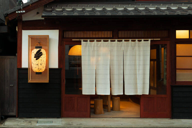 福岡県八女市の宿、Craft Inn 手 [té] 1周年を記念し、期間中ご宿泊の方へ「久留米絣のためのハンカチ」をプレゼント！のメイン画像