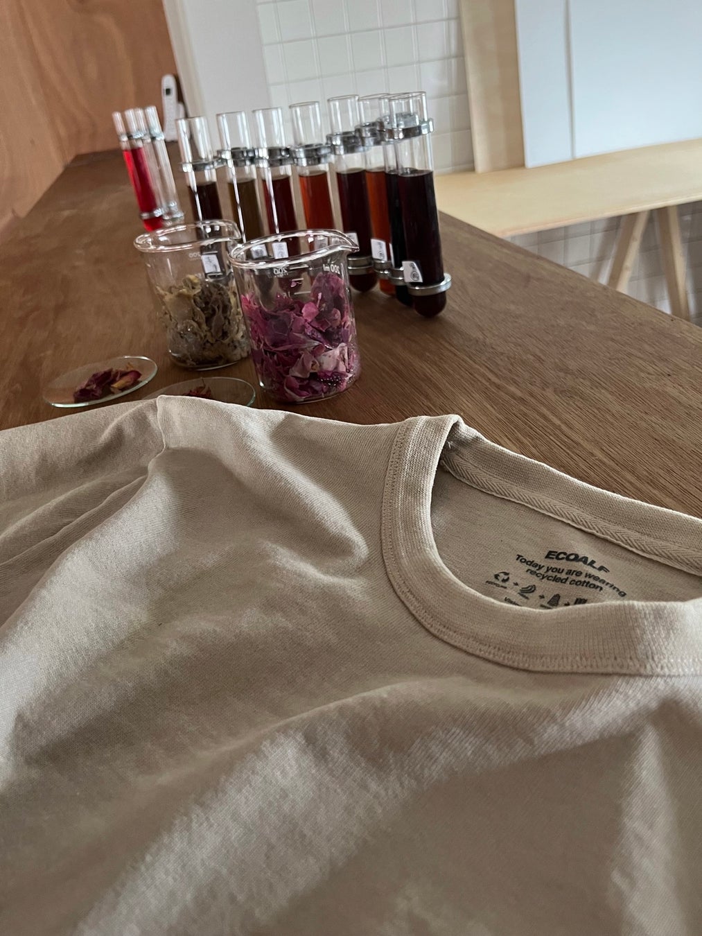 ロスフラワーをTシャツにアップサイクル。パナソニックグループの企業CMで用いた生花を「ECOALF」のTシャツの染料として活用。のサブ画像4