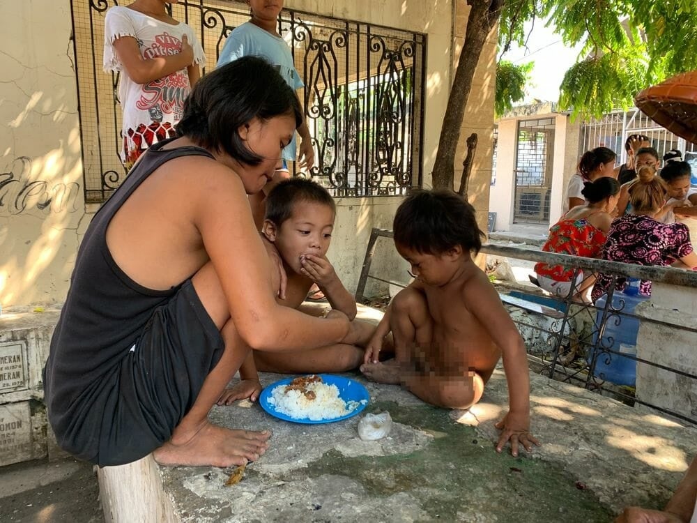 フィリピン貧困層の実態調査に基づくコミュニティー主体の栄養改善事業実施のサブ画像3_お墓で暮らす人々の食事
