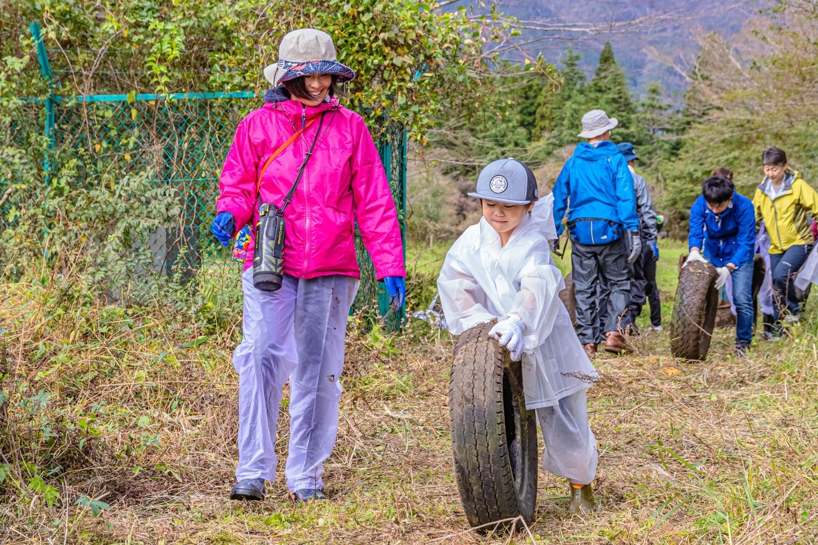 富士山から身近の環境を考える「富士山クリーンプロジェクト」を10月30日に開催　　野口健と行く《富士宮市》富士山清掃＆《静岡市》トークショーのサブ画像2_2019年活動より　投棄タイヤをはこぶ