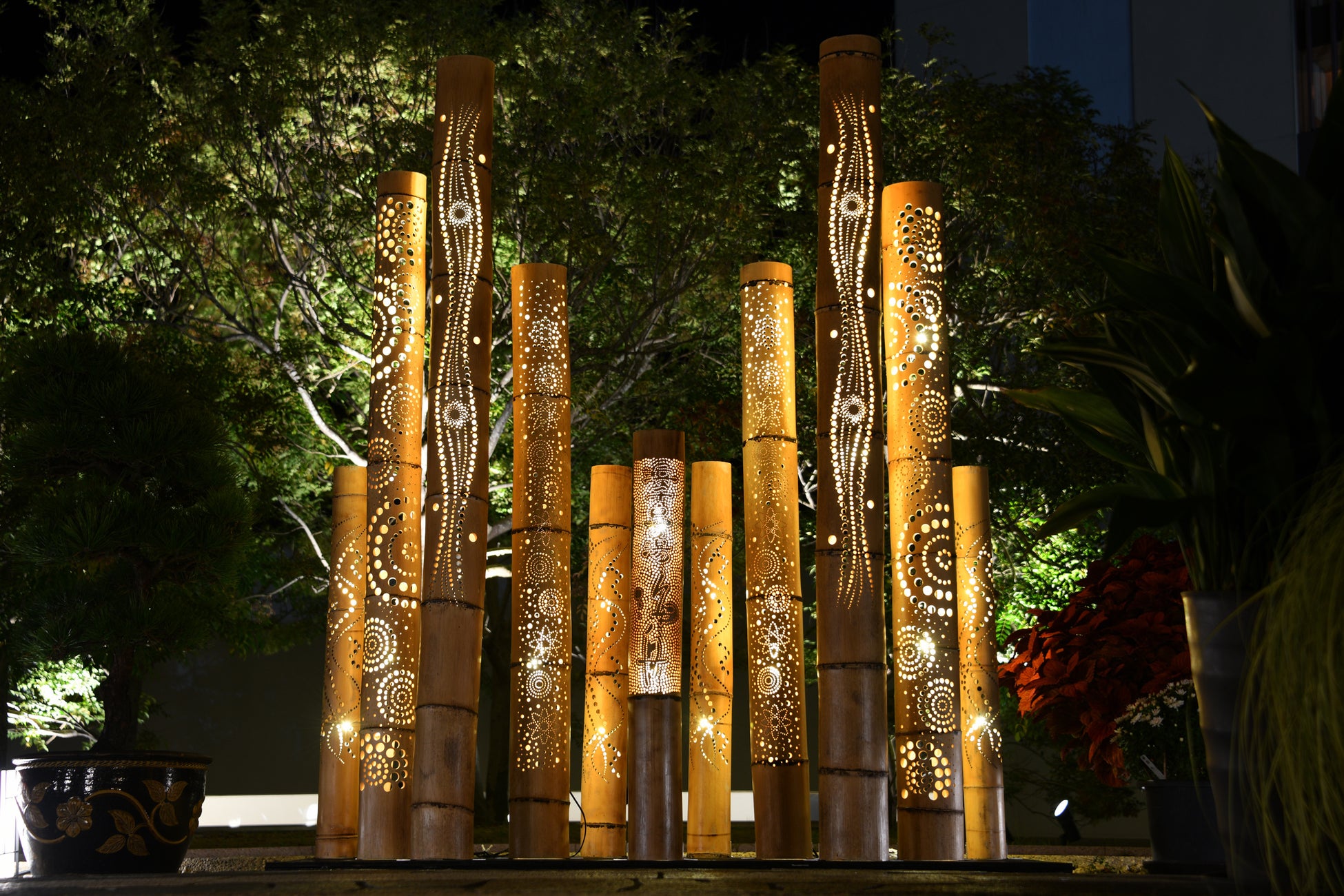 共立リゾート『浜千鳥の湯 海舟』オープン15周年記念パンダバンブーで製作した「竹あかり」を施設内で点灯のサブ画像1_『浜千鳥の湯 海舟』に設置している竹あかり（アドベンチャーワールド提供）