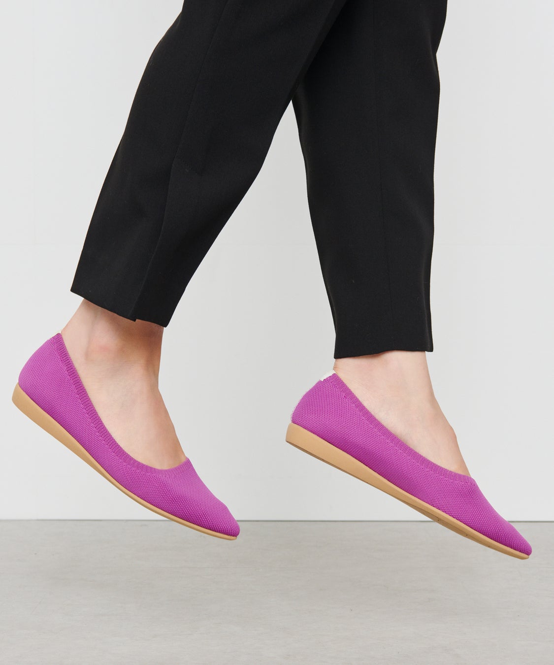 オンワード樫山の『steppi by UNFILO』が2022年度「グッドデザイン賞」受賞女性の足の悩みに機能美で寄り添うニットパンプス、“私の選ぶ一品”にも選出のサブ画像2