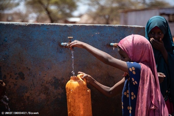 世界中に安全な飲料水を～未だ世界人口の4分の1はアクセスできず【プレスリリース】のサブ画像2_ソマリ州で、ユニセフが支援した水道からきれいな水を汲む女の子。(エチオピア、2022年8月撮影) © UNICEF_UN0694021_Bizuwerk