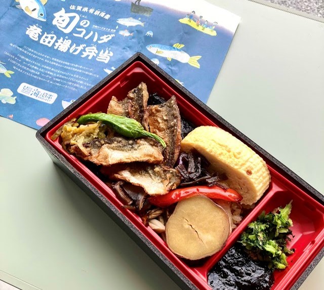 関東では高級魚！佐賀県有明海産コハダを佐賀で味わって！佐賀の小学生の学びが詰まったオリジナルメニュー　海と日本PROJECTコラボ コハダの竜田揚げ弁当を販売しますのメイン画像