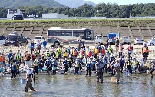 テレビ東京の人気番組「緊急SOS！池の水ぜんぶ抜く大作戦 」と「海と日本プロジェクトｉｎ東京実行委員会」がコラボ！天竜川かいぼりイベントを開催しました！のメイン画像