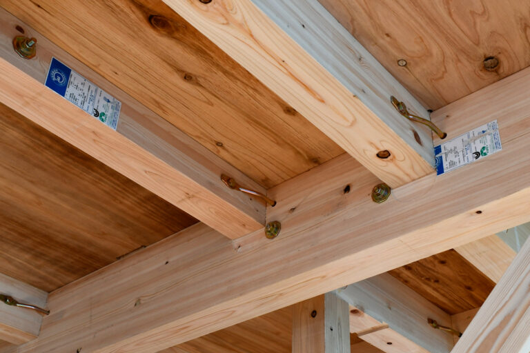 【住協】省エネ住宅「J-ECO」の梁を国産檜材に変更。これまでの土台・柱に加え、主要構造材はオール国産檜材に。のメイン画像