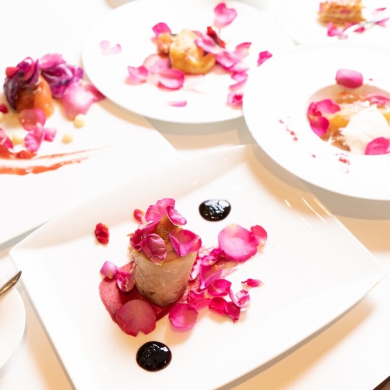 【銀座で食べるバラのランチ会】ドレスコードは”SOMETHING　ROSE”　バラの装いに身を包んだ華やかなランチ会を開催いたします。のメイン画像