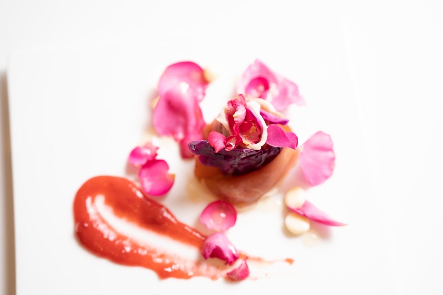 【銀座で食べるバラのランチ会】ドレスコードは”SOMETHING　ROSE”　バラの装いに身を包んだ華やかなランチ会を開催いたします。のサブ画像3_お肉料理にもバラ、食感はシャキシャキとした葉野菜に近い