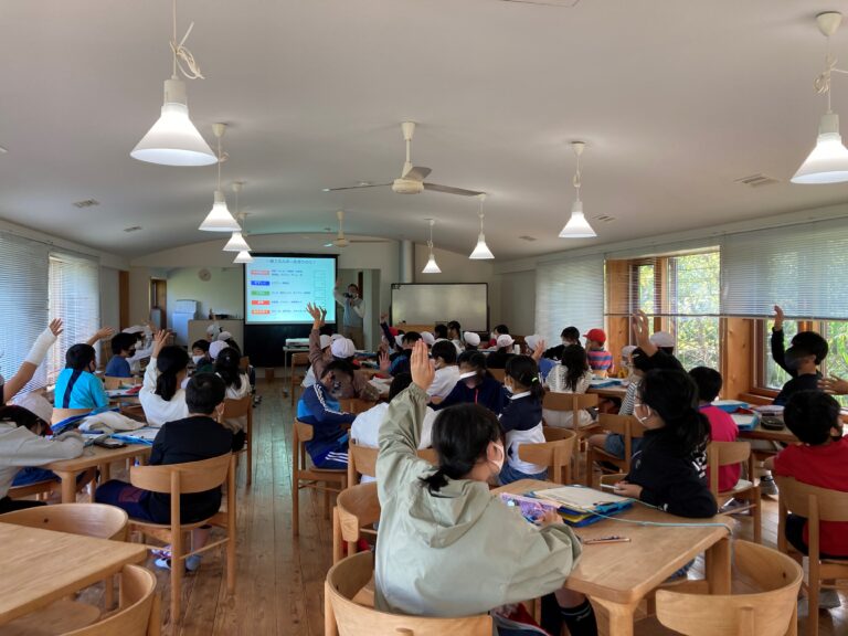 浜松市内の小学校約100名がSDGs教育の一環としてOMソーラー本社に来訪し、自然エネルギーの活用や利用方法について学んでもらいました！のメイン画像