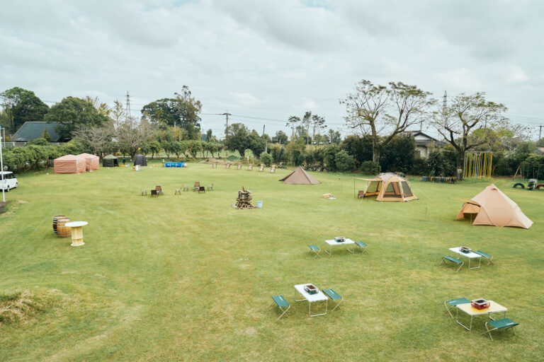 アウトドアビギナーにぴったり！宮崎県新富町の廃校でフリーサイトのテント泊を楽しめる、サウナありキャンプイベントを地域おこし協力隊が初開催のメイン画像