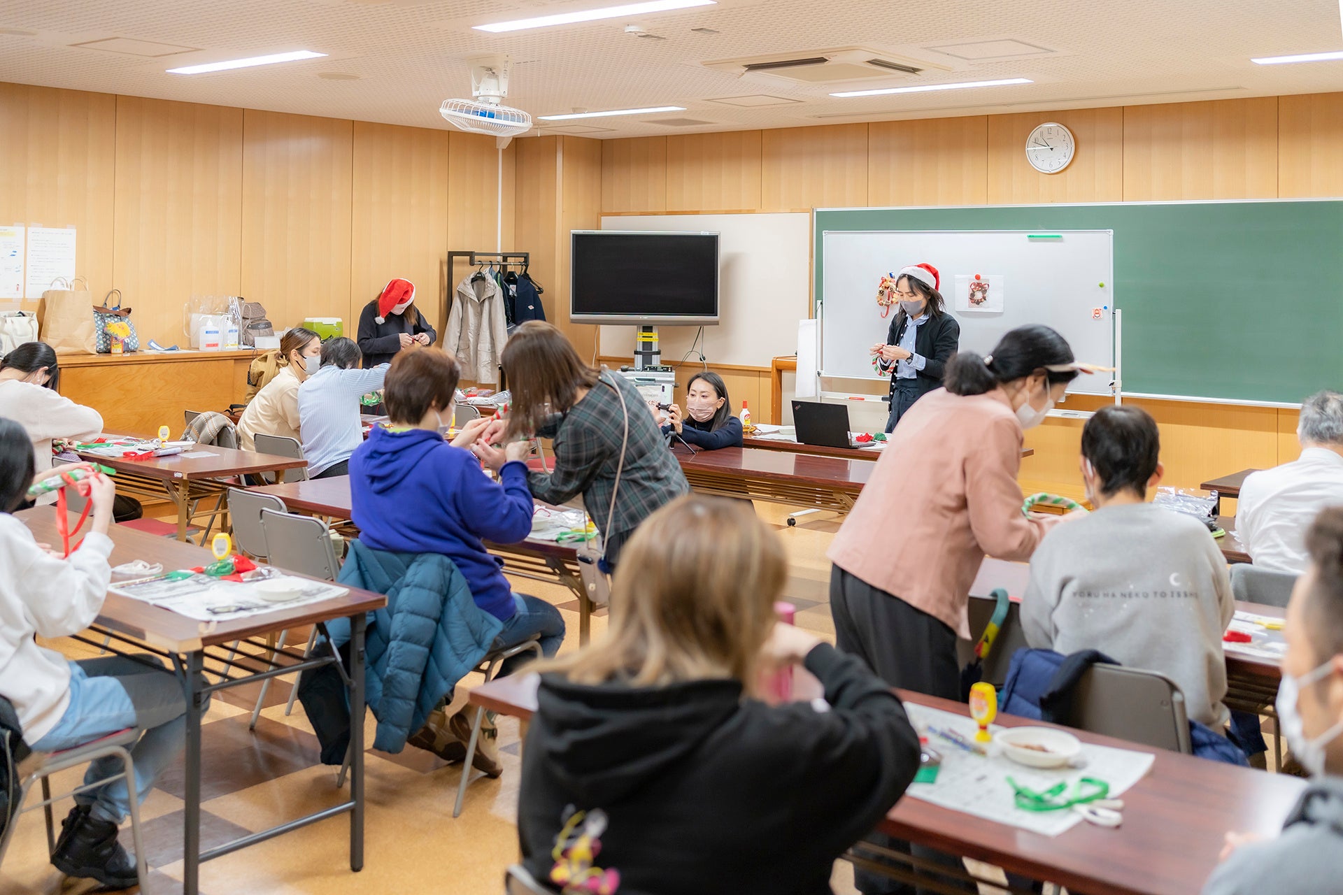 【SDGs】TCB東京中央美容外科のドクターらが、障がい者芸術文化活動「パラアート」のワークショップに参画。障がい者の方々と共にクリスマスリース制作をしました。のサブ画像1_ワークショップの様子