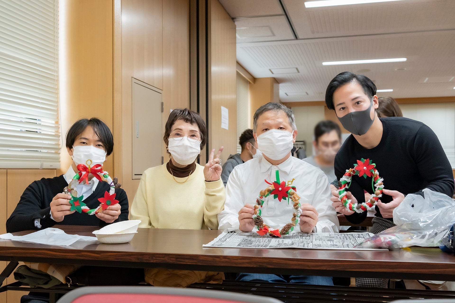 【SDGs】TCB東京中央美容外科のドクターらが、障がい者芸術文化活動「パラアート」のワークショップに参画。障がい者の方々と共にクリスマスリース制作をしました。のサブ画像2_左から望月医師、参加者の方2名、今井院長