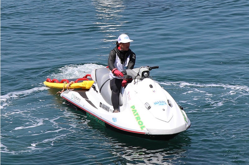 リビエラ主催『LOVE OCEAN』の一環で、日本初「浜から浜への海上防災訓練」を11/20開催。大規模災害を想定し、葉山～逗子～鎌倉～藤沢の海岸をつなぎ海路で物資輸送。海上保安部の巡視艇とも協働のサブ画像4_水上バイク（リビエラ）