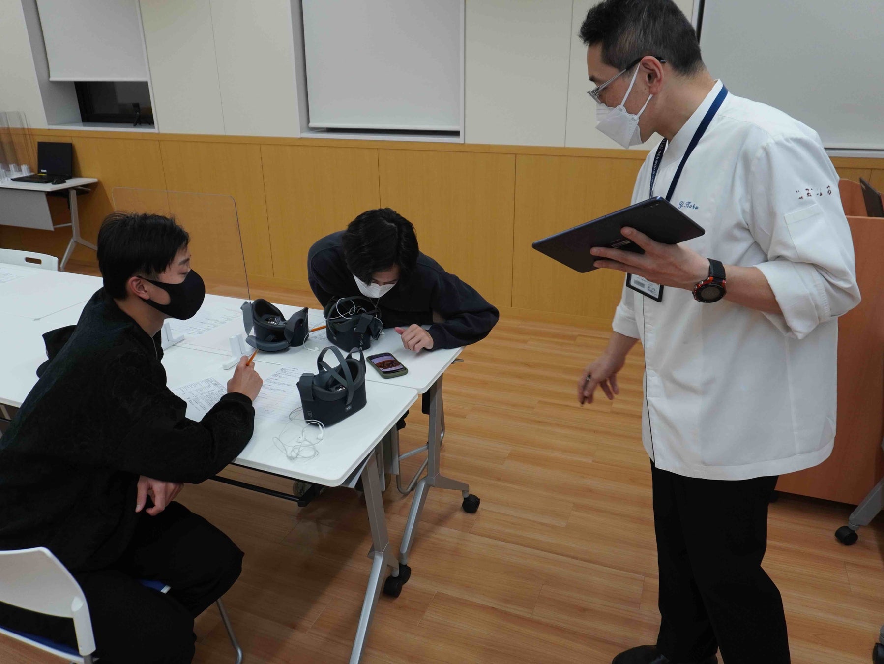 大阪関西万博×京都調理師専門学校DXプロジェクトを加速！VR（仮想現実）を活用した「VR調理実習」のPVを初公開(11/7)のサブ画像1_教員と学生