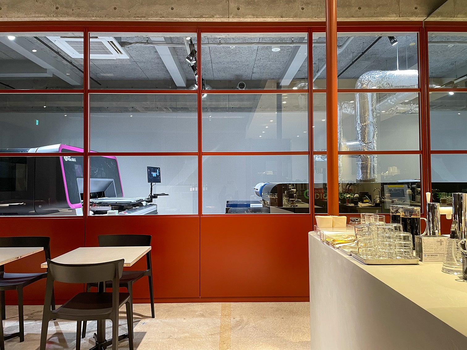 日本初導入のプリンタ―×カフェ！神宮前にアパレルの新拠点「HATTO CREATIVE PLAZA」がオープンのサブ画像9_実際の店内の様子：カフェの店内からプリンタ―と乾燥機が見えます。