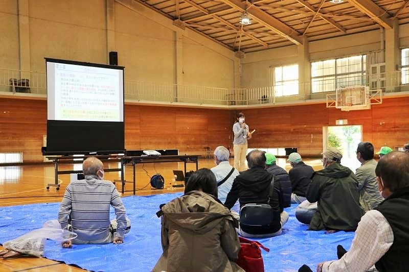 【岡山大学】地域との協働型防災訓練（SDGs×防災）を実施しましたのサブ画像4_備蓄食糧配給訓練で説明をする黒住係長