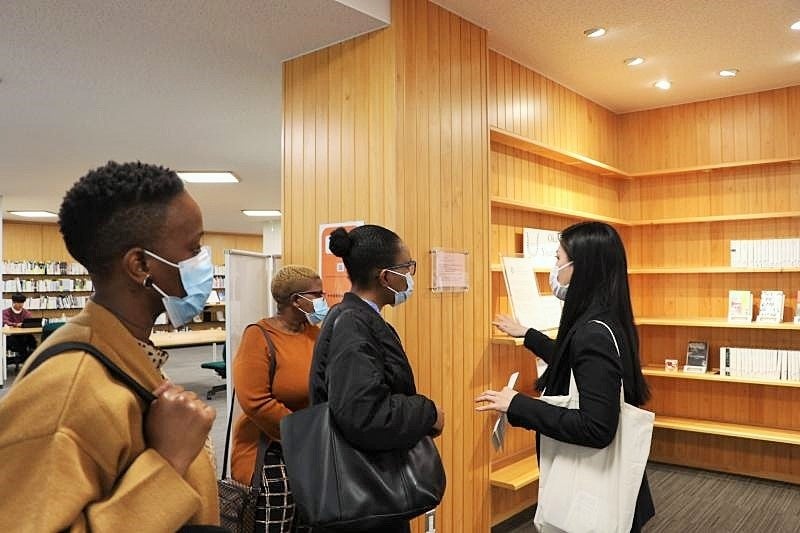 【岡山大学】国連貿易開発会議（UNCTAD）短期プログラム若手女性研究者ら第2陣が岡山大学に来学しました のサブ画像5_岡山大学附属図書館見学の様子