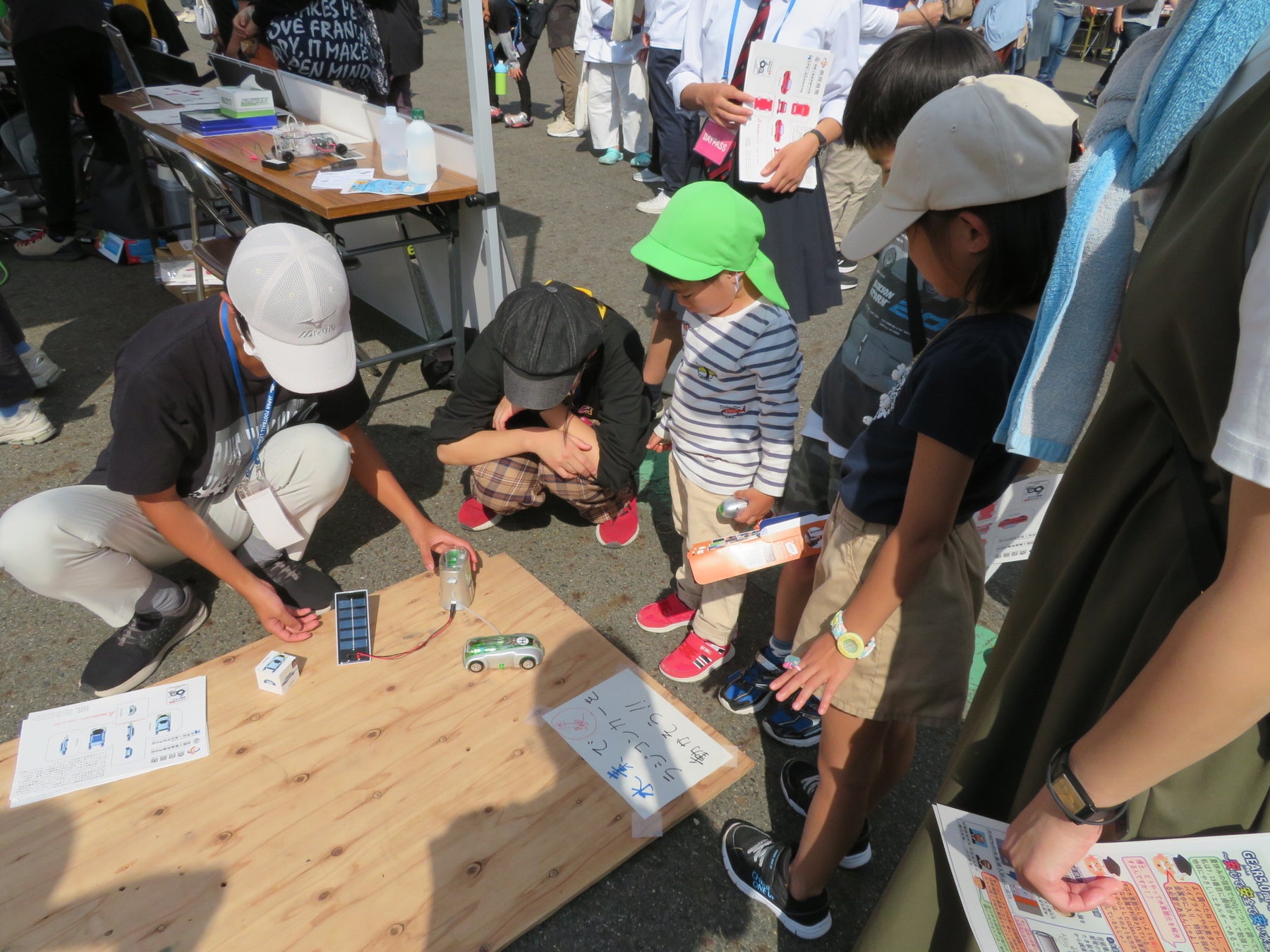 SDGｓ・次世代エネルギー（水素）啓発・奈良クラブイベントに奈良高専「GEARチーム」参加！のサブ画像3_学生が子供たちに水素で動くミニラジコンカーの操作体験を実施