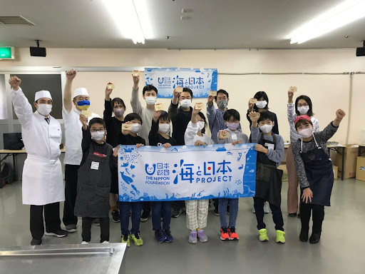 6組12名の親子が「アジ」と「イカ」をさばいて料理『日本さばける塾 in 青森』を開催！のメイン画像