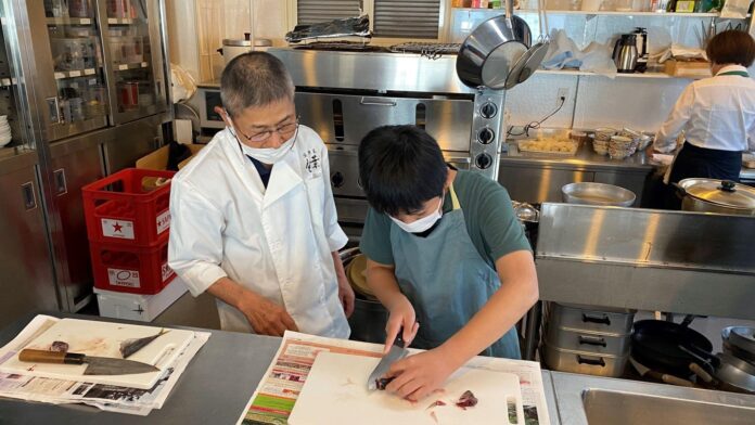 12名の親子が「アジ」と「イワシ」をさばいて料理！『日本さばける塾 in 大阪』を開催しました！のメイン画像