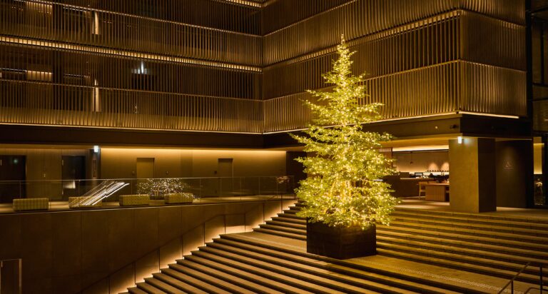 【THE THOUSAND KYOTO】吹き抜けのロビー大階段に 約7ｍの「生モミの木」クリスマスツリーが登場のメイン画像