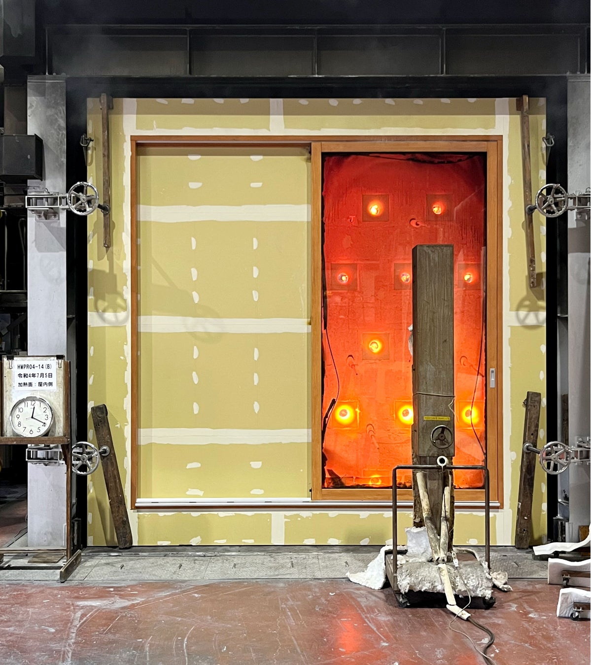 木製サッシのアイランドプロファイル、引込み窓の防火認定を取得のサブ画像1_防火設備遮炎性能評価試験