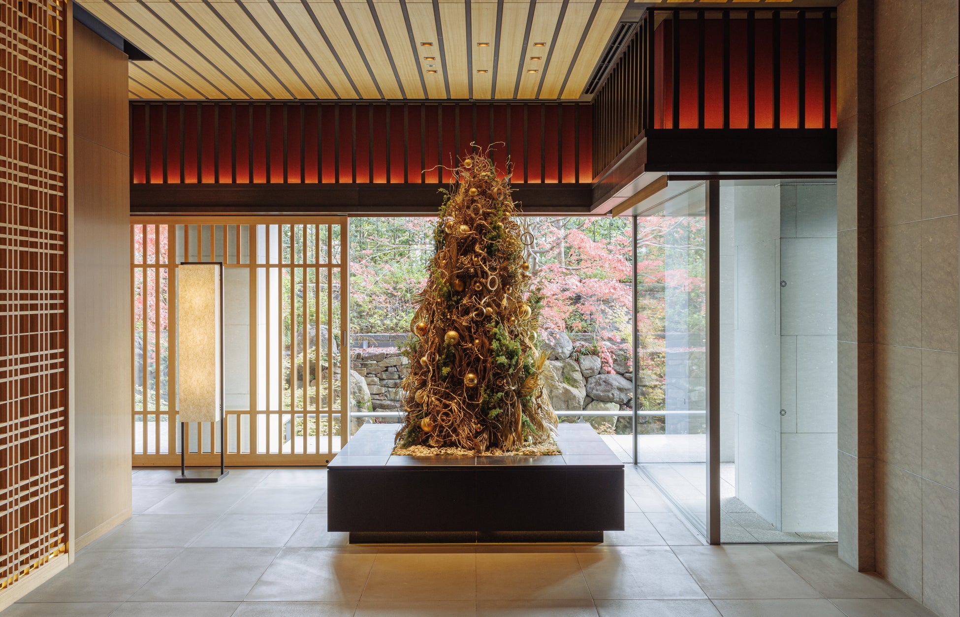 【ザ・リッツ・カールトン京都】館内装飾に使用済の枝葉を再利用した「サステナブル・クリスマスツリー」が2年連続で登場のサブ画像1_サステナブル・クリスマスツリー