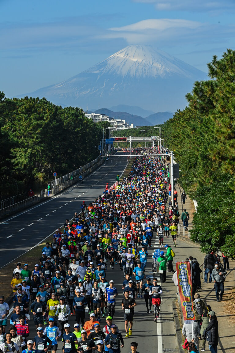 スターターを務めた河野太郎大会名誉会長も激励、“世界最初のマイボトル・ランナー”約2万人が駆け抜けた湘南国際マラソンのメイン画像