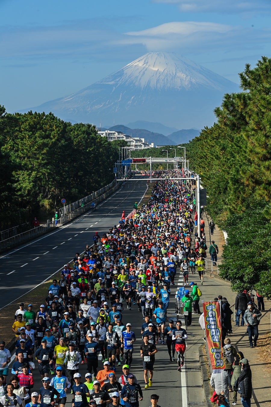 スターターを務めた河野太郎大会名誉会長も激励、“世界最初のマイボトル・ランナー”約2万人が駆け抜けた湘南国際マラソンのサブ画像1