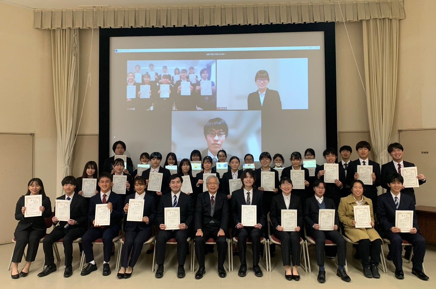 「千葉大学環境エネルギーマネジメント実務士」を18年間で670名輩出　2022年度は学生63名に資格を認定のサブ画像2_松戸・柏の葉地区のメンバーの一部はオンラインで参加しました。