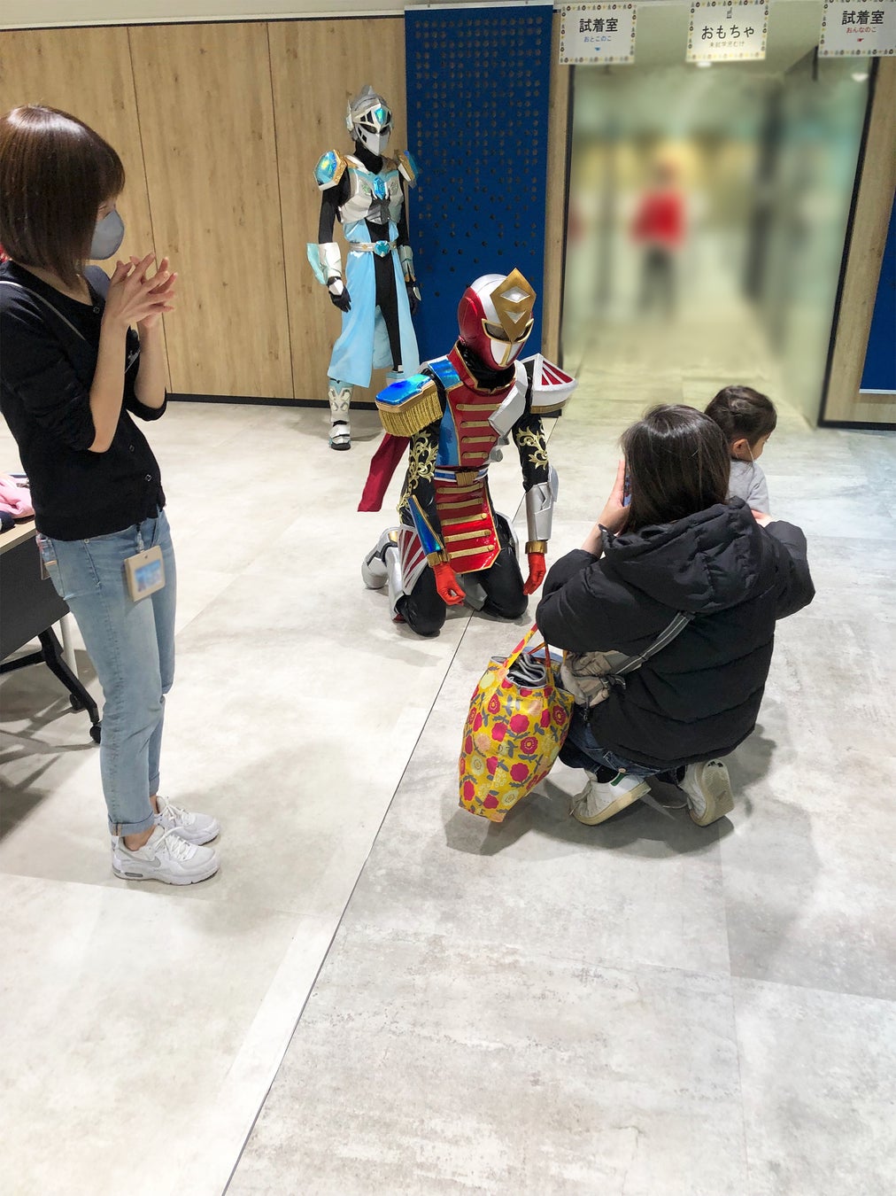 産・学・官・民が一体となり連携した初めての取組み サンシャインシティ「子ども服マーケット」を開催しました！のサブ画像6_早稲田大学「怪獣同盟」のヒーローグリーティング