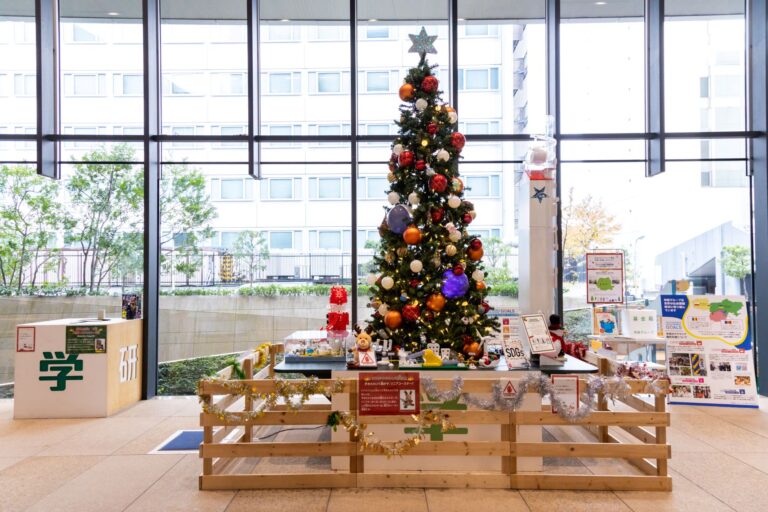 楽しく遊びながら学べる！サステナブルなクリスマスツリーが学研ビルに出現。ウクライナ募金も同時に実施！のメイン画像