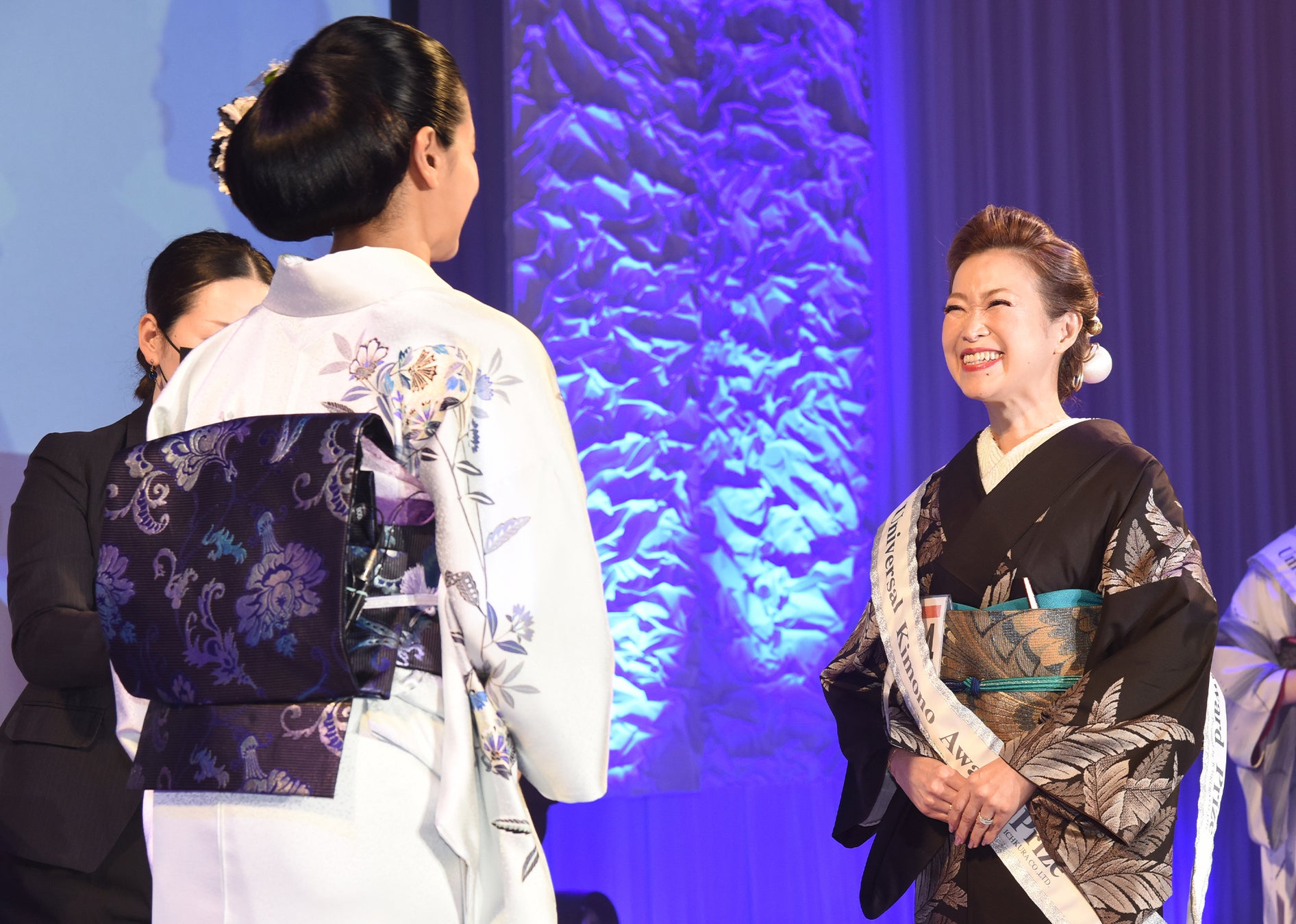 株式会社一蔵　きものコンテスト 「Universal Kimono Award 2022」開催報告のサブ画像7_特別審査員の黒谷友香さんよりトロフィーの授与