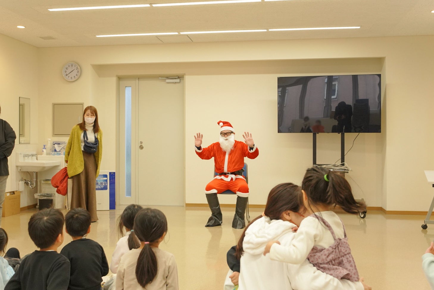 【TCBクリスマスプロジェクト】TCB東京中央美容外科のドクターが、児童養護施設の子どもたちにギフトを届けるサンタクロースに変身。未来ある子どもたちに笑顔をのサブ画像1_クリスマスプロジェクト開催の様子