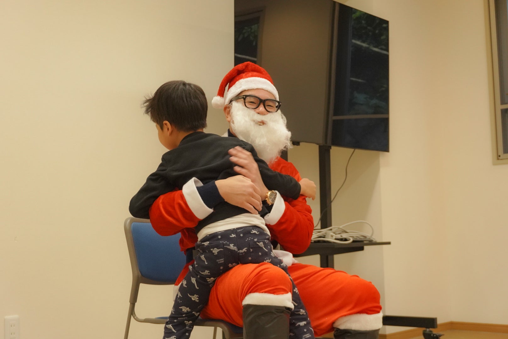 【TCBクリスマスプロジェクト】TCB東京中央美容外科のドクターが、児童養護施設の子どもたちにギフトを届けるサンタクロースに変身。未来ある子どもたちに笑顔をのサブ画像2_子どもたちと触れ合う寺西院長