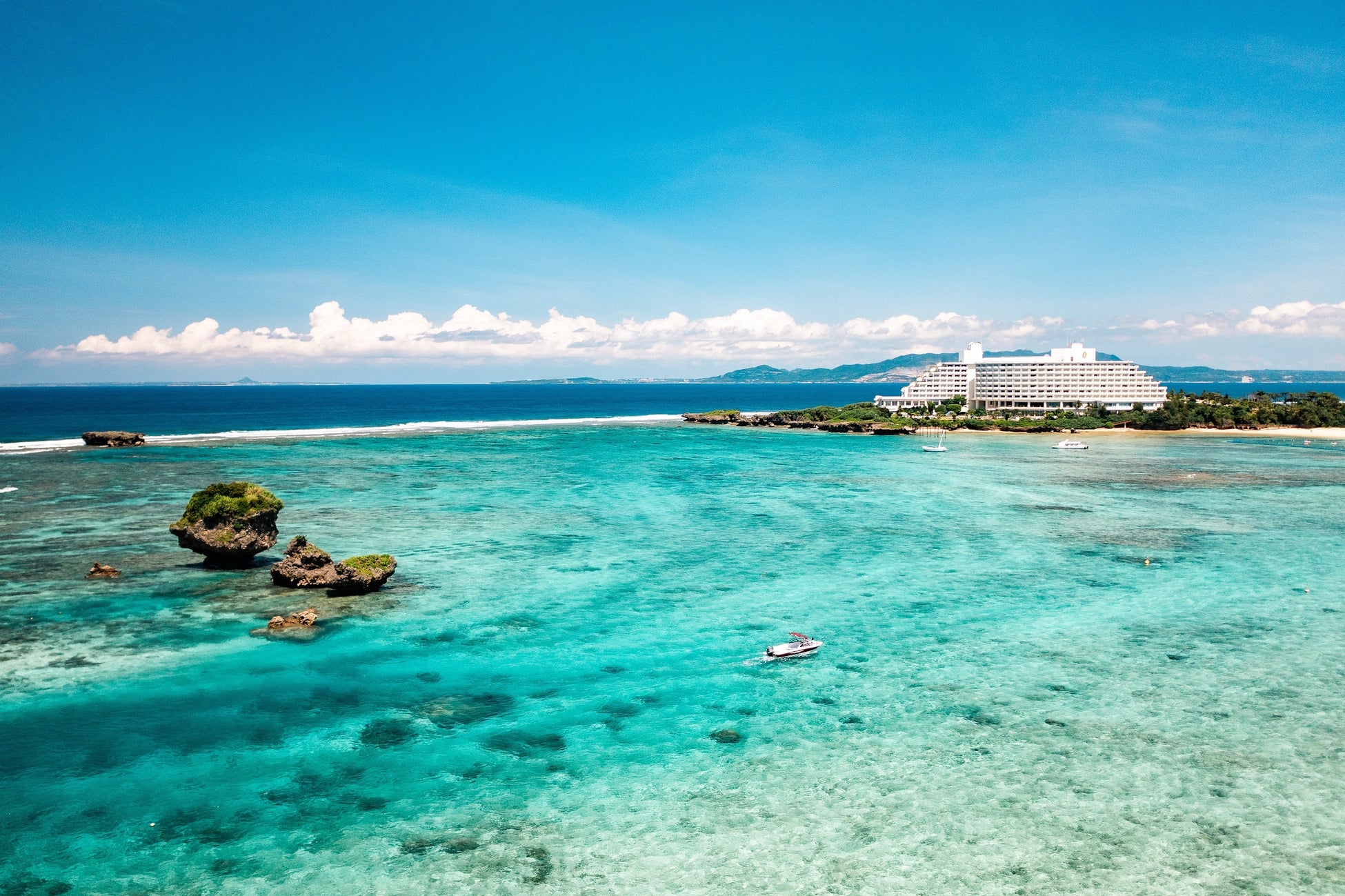 リゾートホテルとして日本初、環境に配慮したダイビング・シュノーケリングの国際基準「グリーン・フィンズ（Green Fins）」の正式認定を取得のサブ画像1_「グリーン・フィンズ」の正式認定を取得したANAインターコンチネンタル万座ビーチリゾート（写真右奥）の周りにはサンゴ礁に守られた澄んだ海が広がる