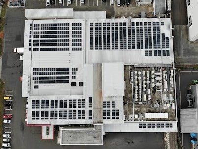 キユーピーグループ初のCO2ネットゼロ工場が実現　キユーピー神戸工場における使用電力を2022年12月から実質再生可能エネルギー由来100％へ切り替えのサブ画像2_キタカミデリカ屋上に設置した太陽光パネル