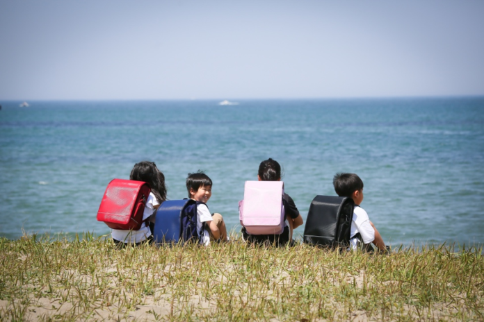 漁網再生ナイロンからできたスクールリュック【UMI】を北海道厚岸町の子供たちに寄贈のメイン画像