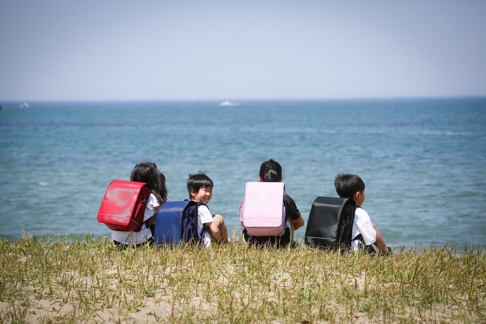 漁網再生ナイロンからできたスクールリュック【UMI】を北海道厚岸町の子供たちに寄贈のサブ画像1