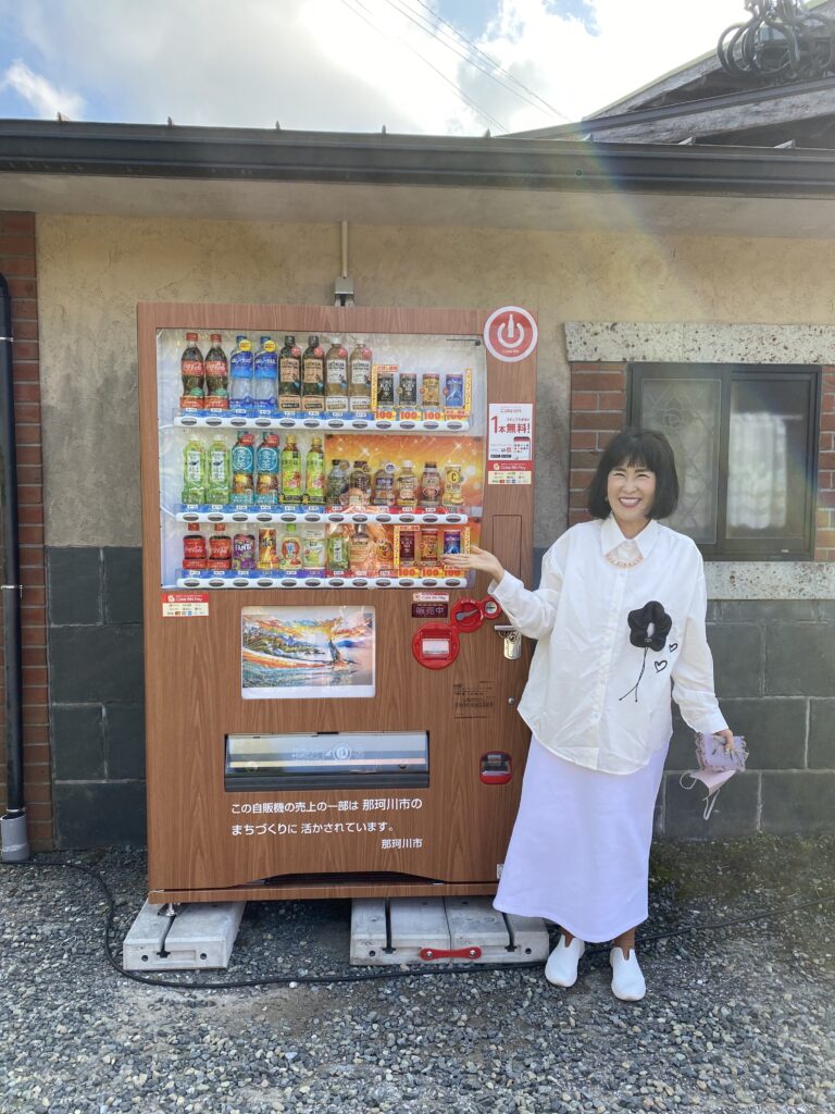 ​【地域貢献】福岡県那珂川市が初めて民間事業者・団体と協働のまち推進のための寄付型自販機を五ケ山豆腐((株)愛しとーと)に設置のメイン画像