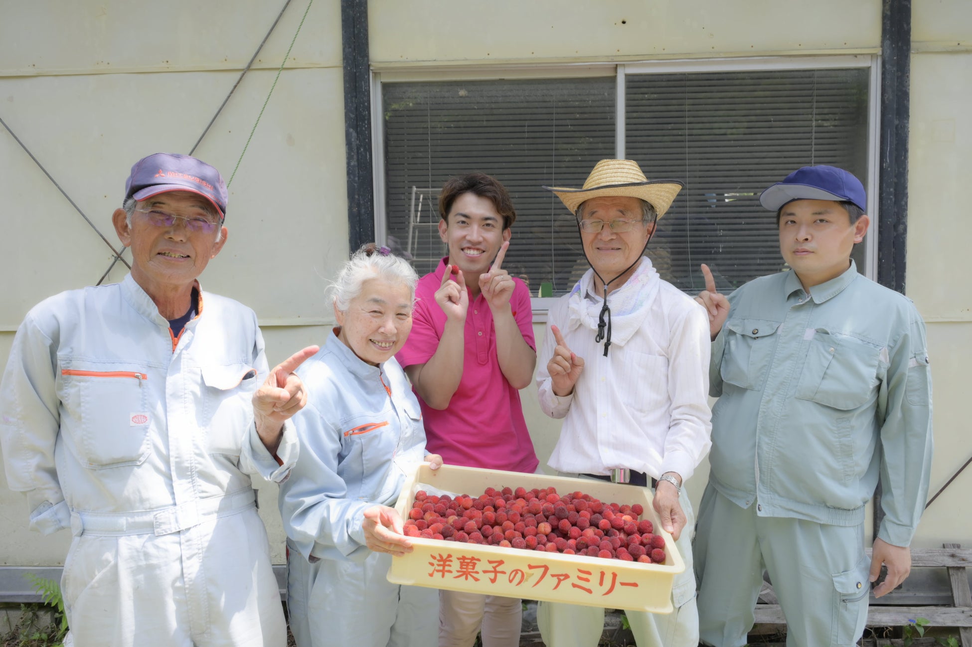 ​【地域貢献】福岡県那珂川市が初めて民間事業者・団体と協働のまち推進のための寄付型自販機を五ケ山豆腐((株)愛しとーと)に設置のサブ画像2_やまもも収穫ボランティア