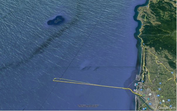 エバーブルーテクノロジーズ、国土交通省「スマートアイランド推進実証調査業務」山形県酒田港−飛島実証実験、第二回を実施のサブ画像1_写真：航跡 44kmのうち19kmを無人自動帆走。左上の島が「飛島」 （地図：Google Earth）