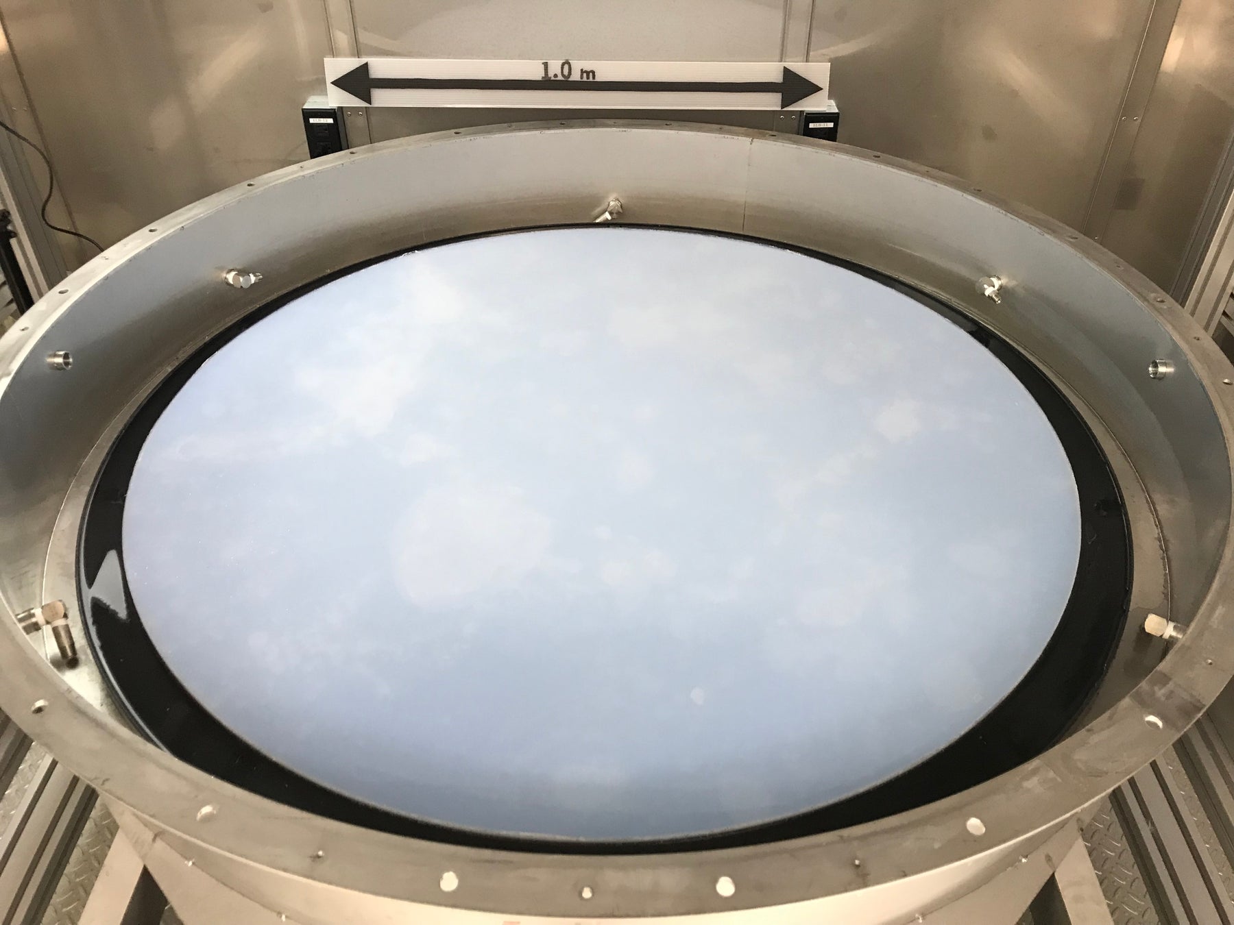 ティエムファクトリ、エアロゲル「SUFA」にて、透光性を備えたものでは世界最大となる直径1.3 ｍ超の大判モノリスの作製に成功のサブ画像1_世界最大の透光性のある直径1.3 m超モノリス体の作製に成功