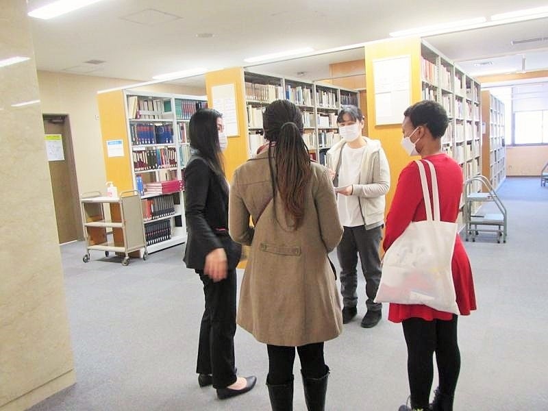 【岡山大学】国連貿易開発会議（UNCTAD）短期プログラム若手女性研究者ら第4陣が岡山大学に来学しました のサブ画像4_岡山大学附属図書館見学の様子