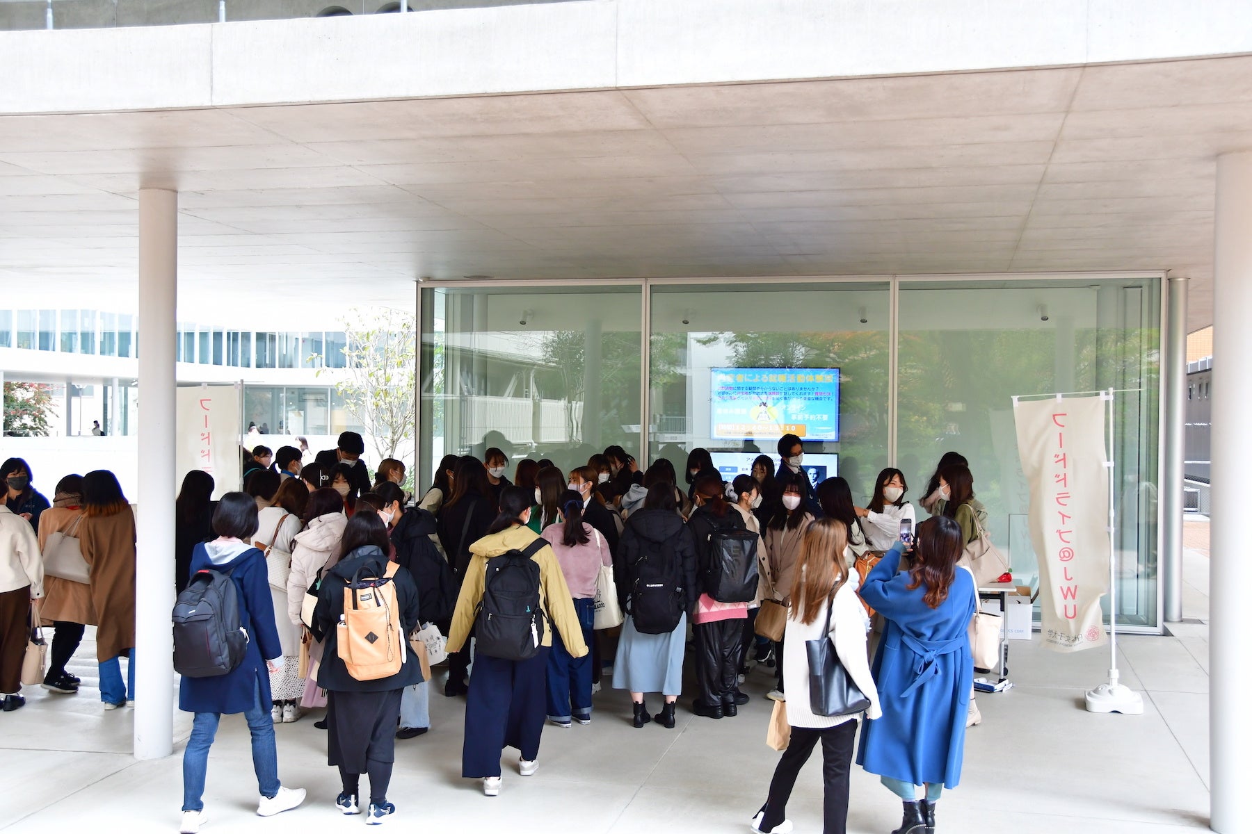 日本女子大学で「フードドライブ＠JWU」 を初実施のサブ画像1_百二十年館ピロティで集まった食品を配布