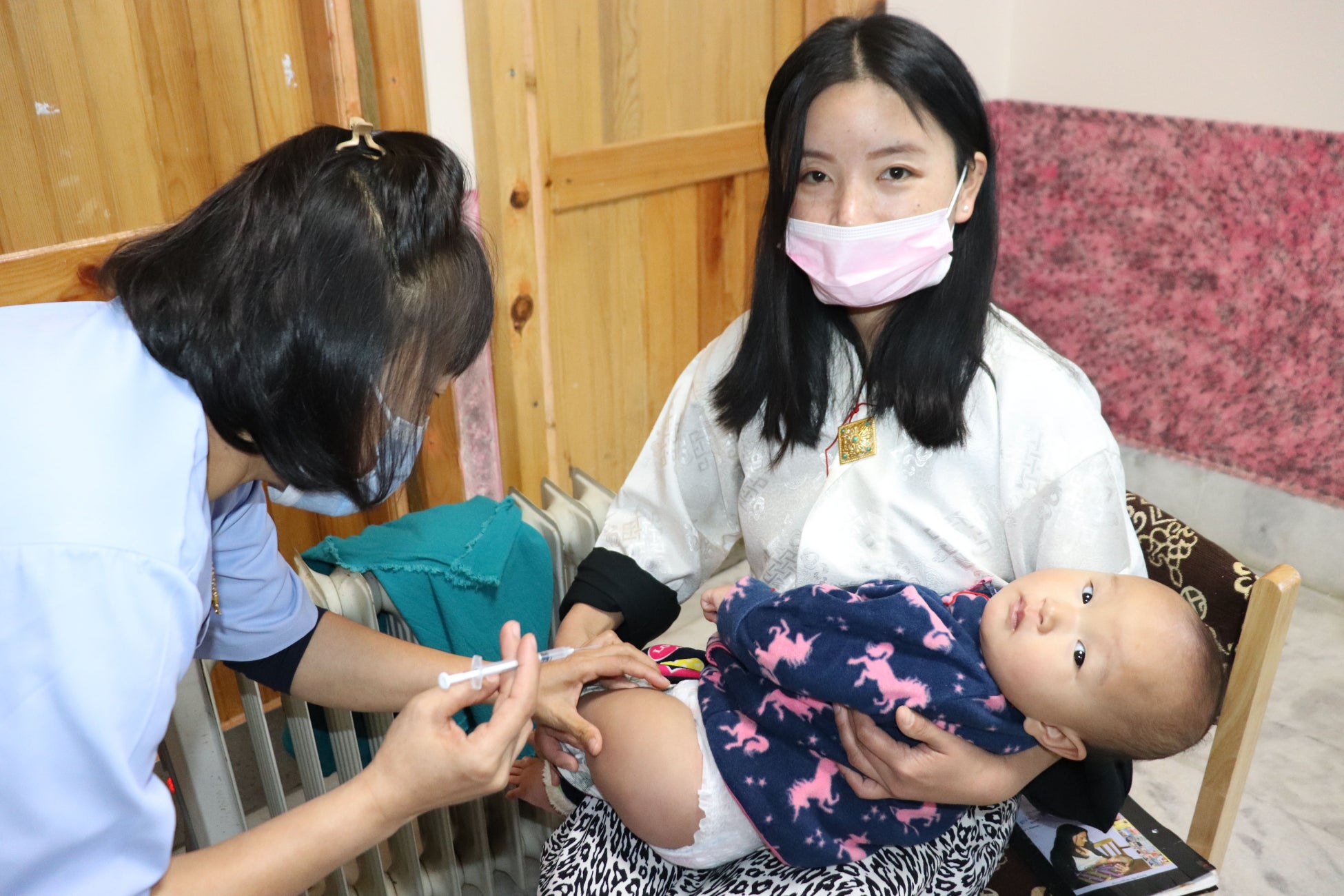 【今年29年目　途上国への子どもワクチン支援実績報告】暫定政府から少数民族へのワクチン供給が停止されているミャンマーをはじめ、ラオス、ブータン、バヌアツの4カ国にポリオなどのワクチン及び関連機器を支援のサブ画像1_ブータンでのワクチン接種の様子　©UNICEF Bhutan／2022S／Pelden