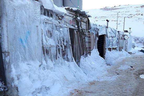 物価高騰で灯油が買えない、シリア難民の子どもたちの学校に暖房用灯油を届けるレバノン北部アルサール越冬寄付キャンペーンのサブ画像6_雪で覆われたアルサールの難民キャンプのテント